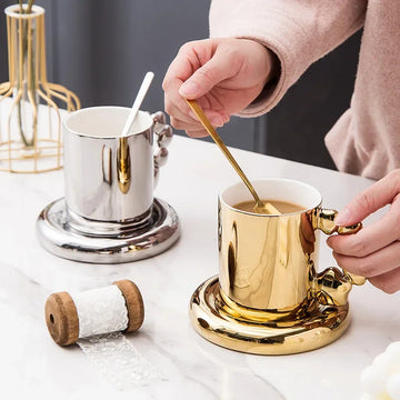 Hoogwaardige kleurrijke parelachtige keramische koffiekopje, gouden mokplaat, lichte luxe noordse stijlthee, ontbijtwaterbeker