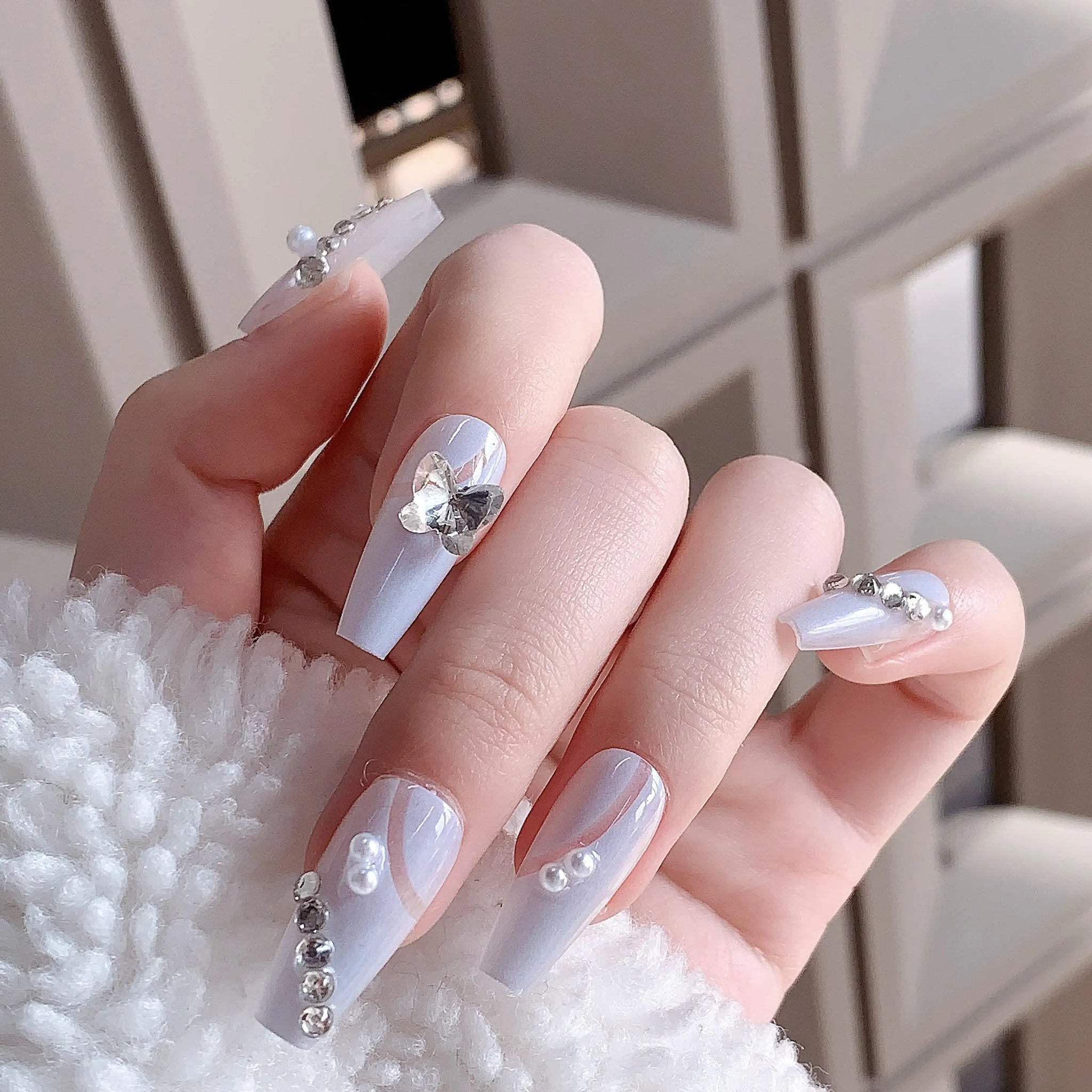 Chiodi finti in stile cinese bianco con diverse piccole diamanti artificia punta per unghie rimovibile