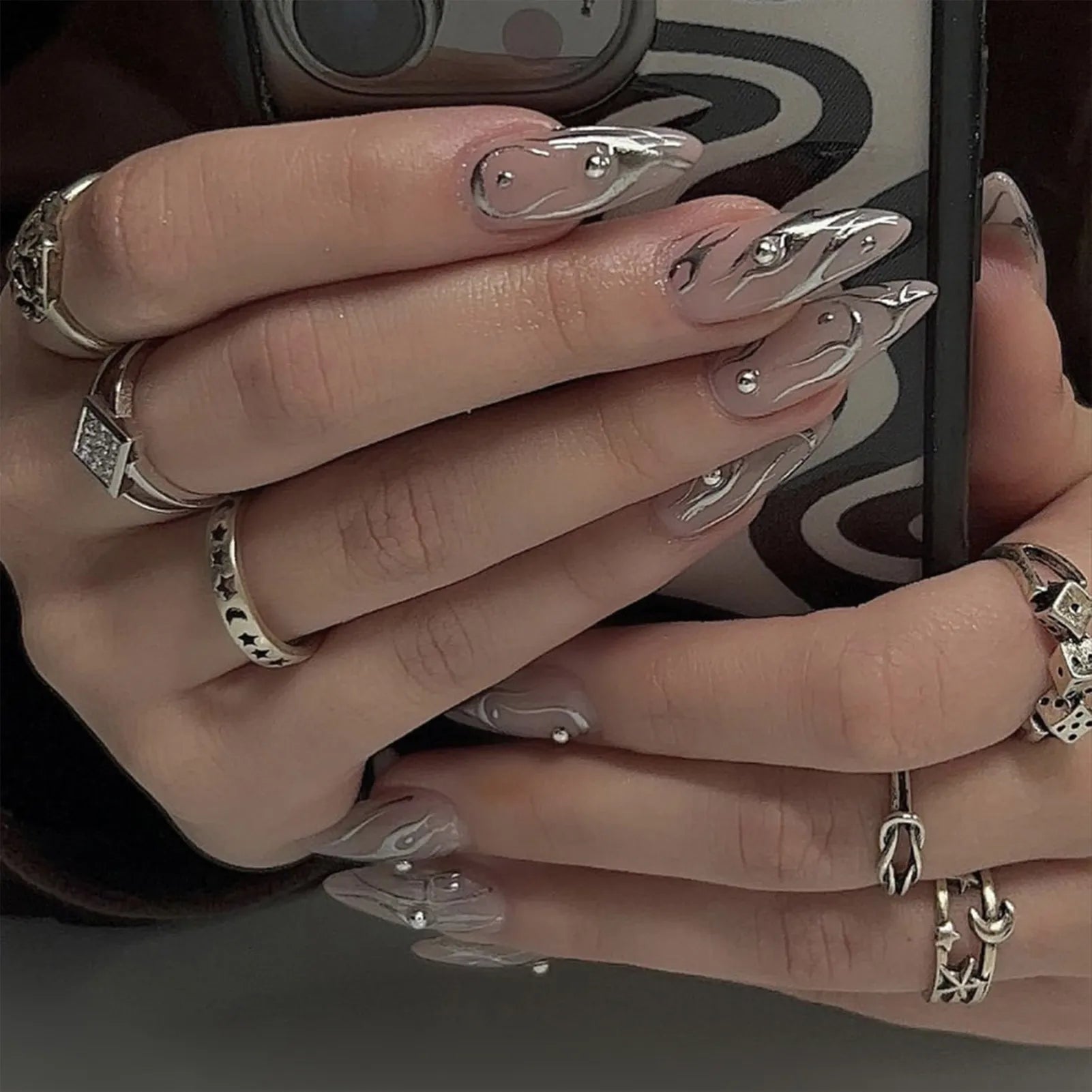 Strisce d'argento indossabili Y2K False unghie lunghe mandorle Testi di unghie in moda rotonda Premere con perle d'argento disegni unghie finte arte
