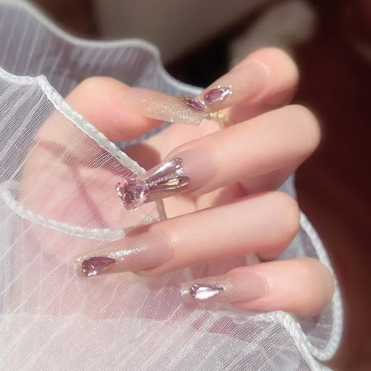 24pcs Glitzer Nägel Set Drücken Sie mit Kleberstreifen Koreanisch süßes schwarzes Herz Design gefälschte Nägel Voller Deckungsnägel für Mädchen