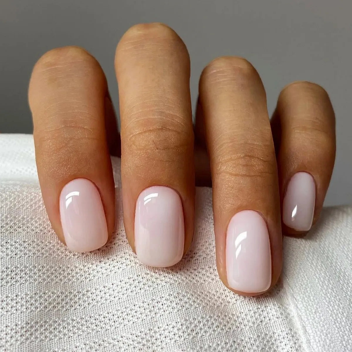 24 st/set bärbara falska naglar för flickor Kvinnor avtagbar fast färg Kort falska naglar Konst Färdig vit press på nagel