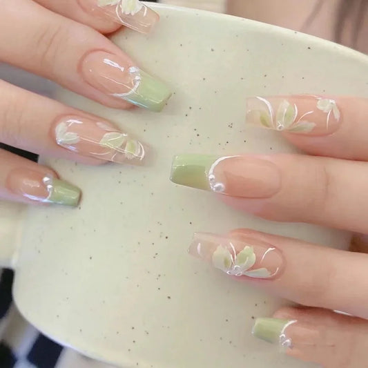 Frühling sanfte Kamelien Hellgrüne falsche Nägel Minzfarbe Transparent Hand tragen Nagelperlennägelkunst für Mädchen