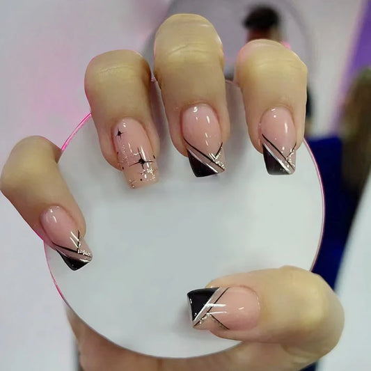 24pcs Einfache schwarze falsche Nagel kurzer Quadratkopf Falsch Nägel mit Glitterstern Designs tragbare französische Presse auf Nagelspitzen Maniküre