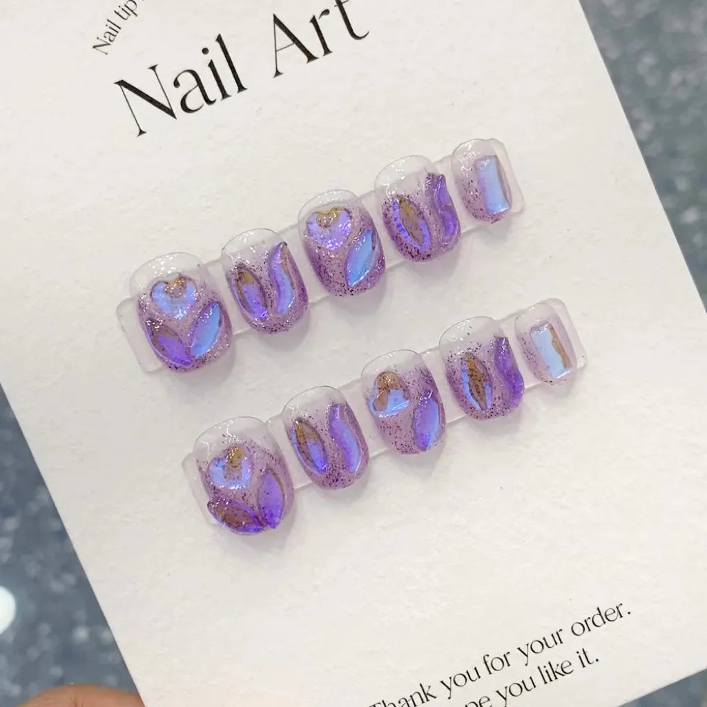 Royale faite à la main violette courte courte sur les ongles avec des strass réutilisables coréens à cloue avec de la colle artificielle en acrylique de manucure