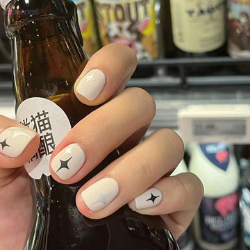 Y2K Style blanc Matte Faux ongles avec designs étoiles réutilisables False Nails Courts Presse sur des pointes de clous à couverture complète Diy Manucure