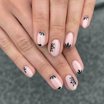 Enkel kort oval aurora naken rosa svart kronblad silhuett falsk nagelpets färdig falsk konst nagelpress på nagel för manikyr kvinna