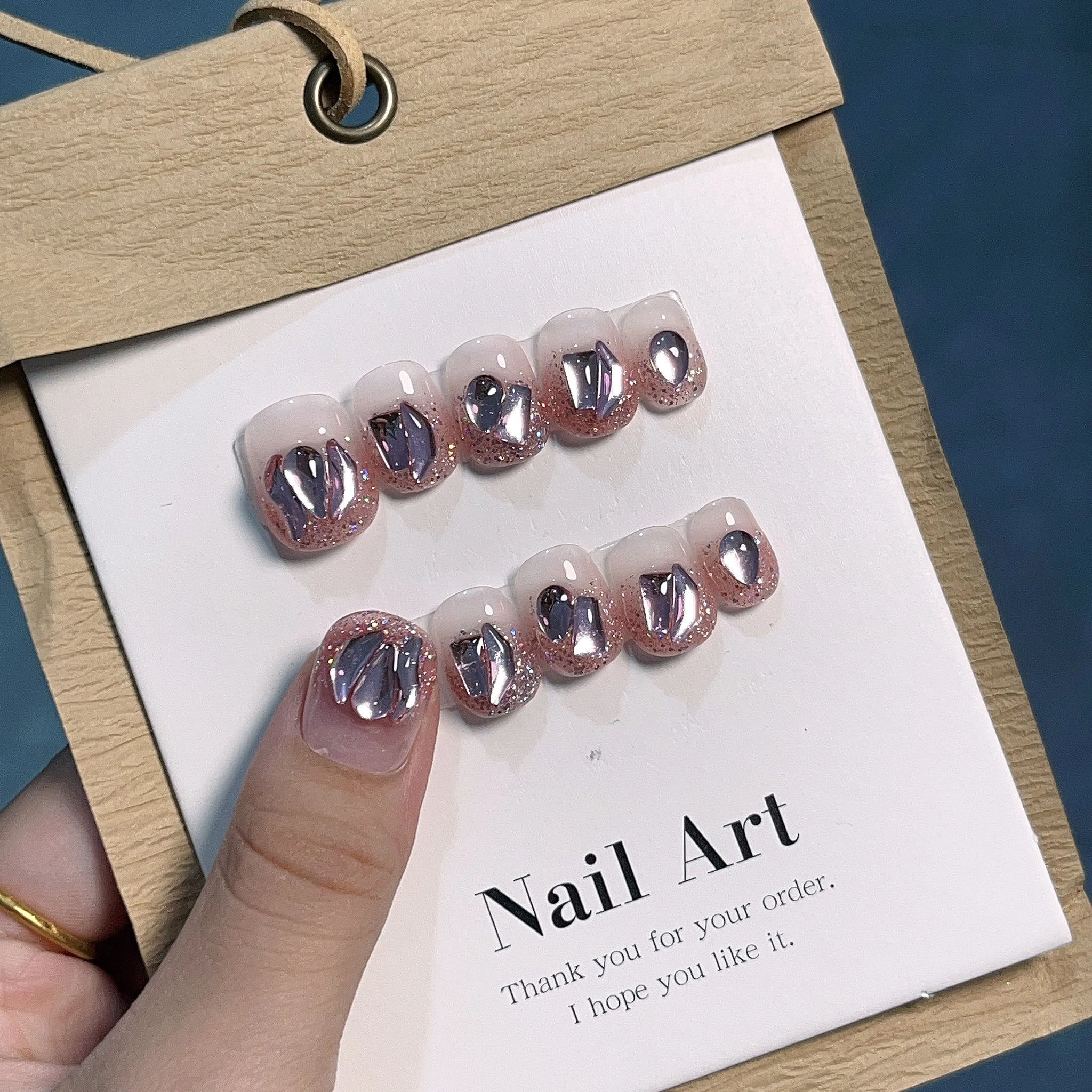 Emmabeauty rosa handgjorda tryck på naglar- kort rund form- diamantformade kristaller och glansig finish- enkel och delikat