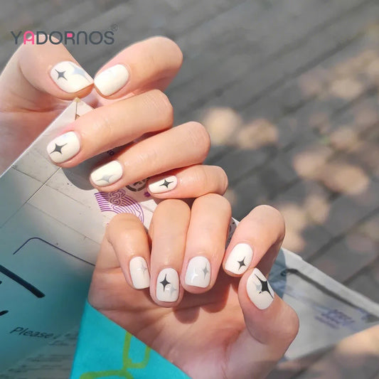 Y2K Style blanc Matte Faux ongles avec designs étoiles réutilisables False Nails Courts Presse sur des pointes de clous à couverture complète Diy Manucure