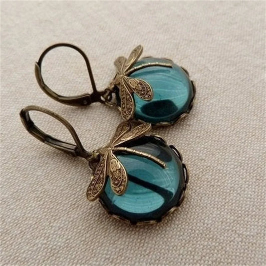 Vintage Bronze Dragonfly Ohrringe Mode Goldfarbe Metallschnitzmuster Eingelegtes Mondstein -Drop -Ohrringe für Frauen Schmuck