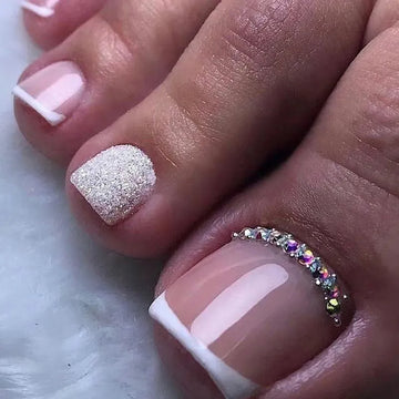 24Pcs Simple French False Toe Nails with Rhinestone Wearable Glitter Toe Fake Nails Shiny Powder Press on Nails Full Nail Tips