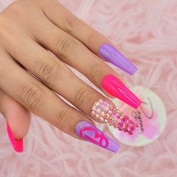 Barbie Press auf Nägeln - Film inspiriert Barbie Manicure Trends 2023