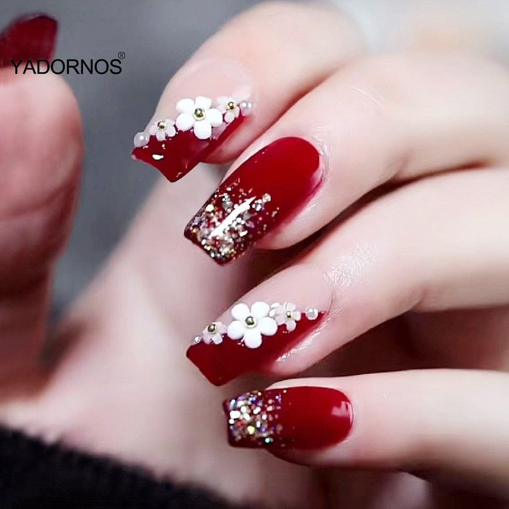 24 piezas de cubierta completa uñas falsas con diseño de flores blancas en 3D Presiona en las uñas puntas de ataúd milla de ataúd uñas falsas rojo