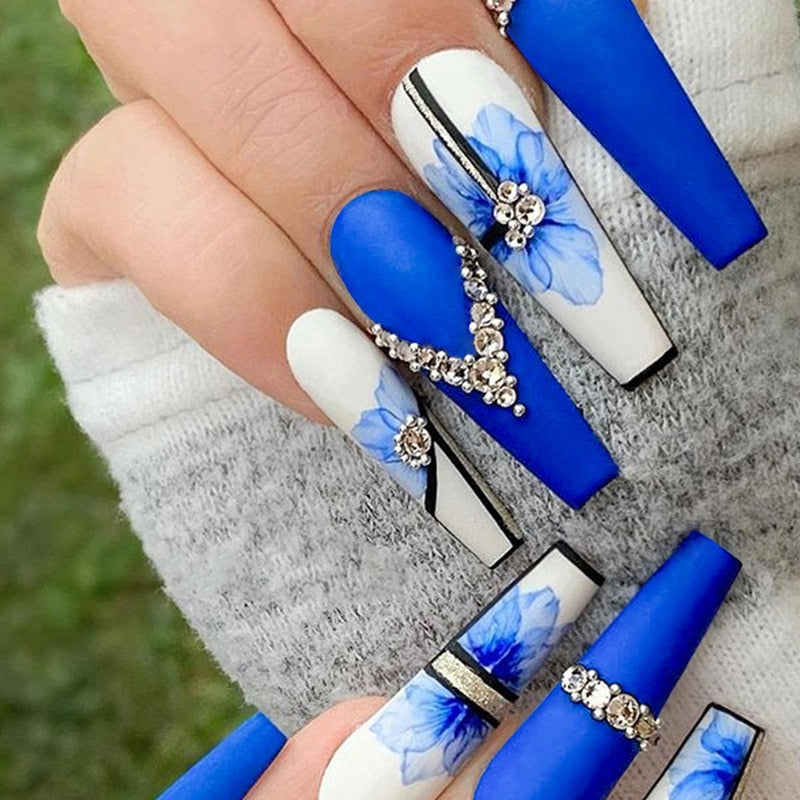 3D gefälschte Nägel Set Blue Blumen mit Glitzer Diamant Designs würziges Mädchen Matt Long französische Sargtipps Pressen Sie auf falsche Nagelbedarf